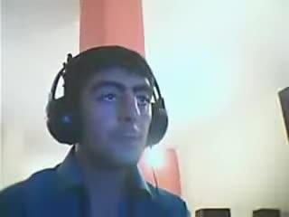 İnternet kafe'de coşan genç.