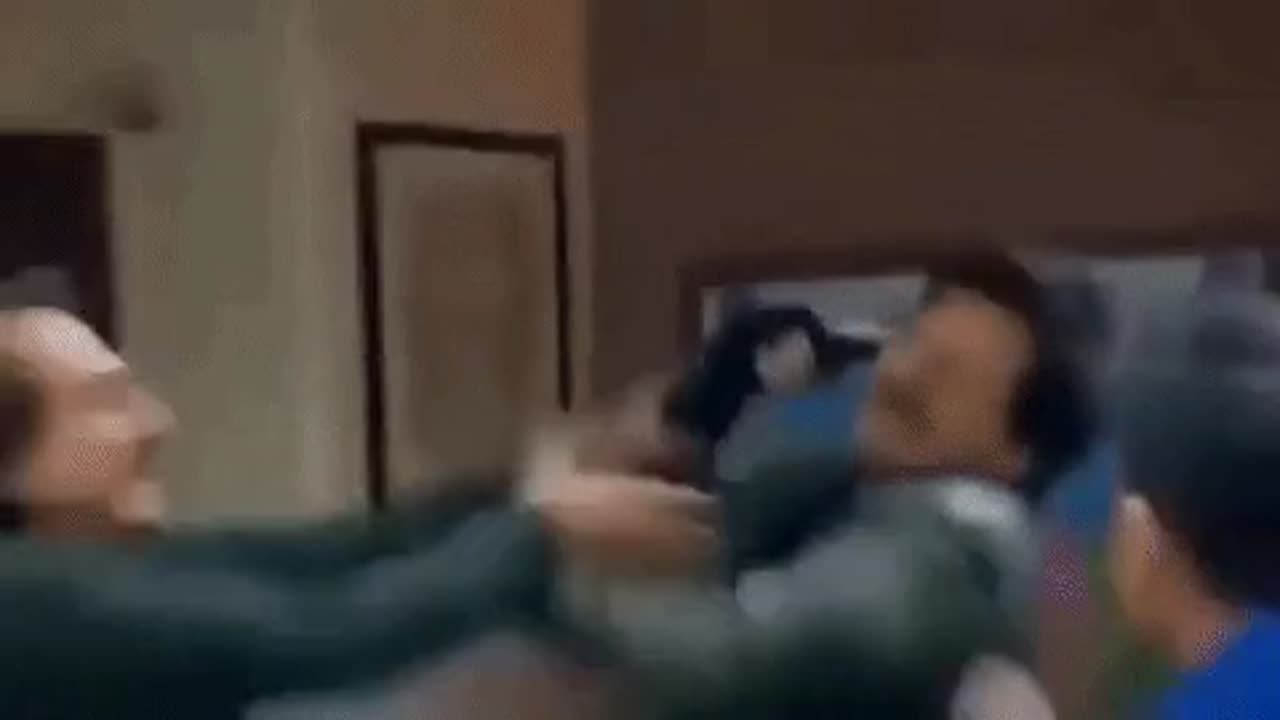 Ali kafasına silah dayıyor.