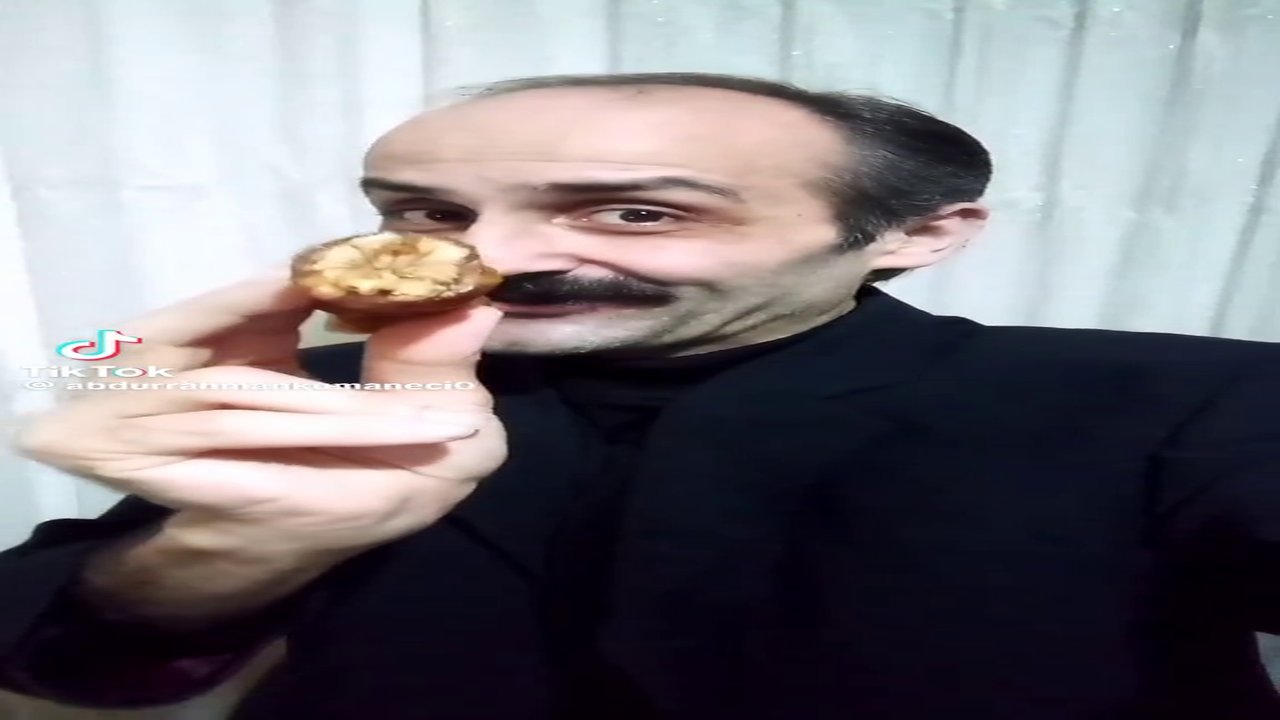 Cevizli sucuk yiyoruz