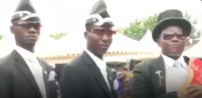 Tabutun yanında dans eden abiler