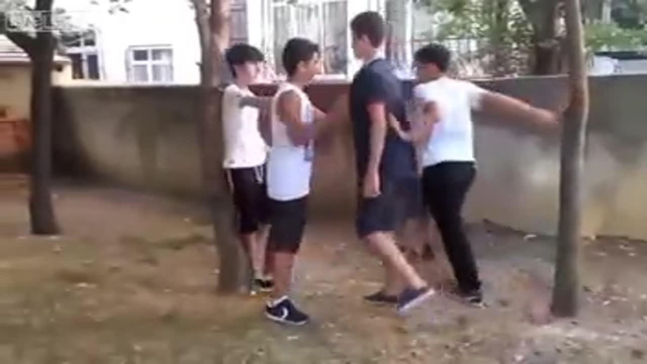 VELETLER DÖVÜŞÜYOR