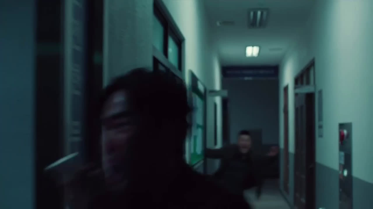 Woo-seok, Siri'yi kullanarak Dedektif Hwang'ı arıyor.