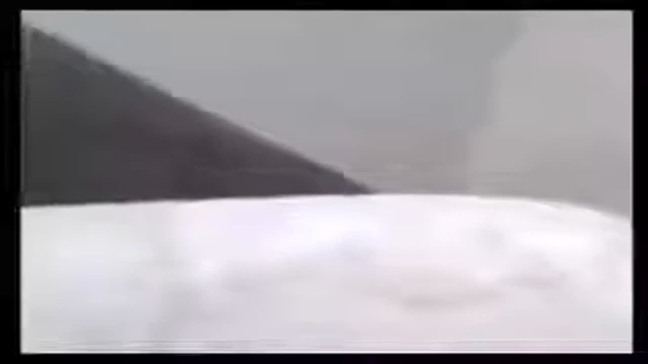 uyanıp sinirli bakan adam