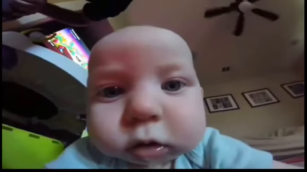 bebek ağzına kamerayı alıyo