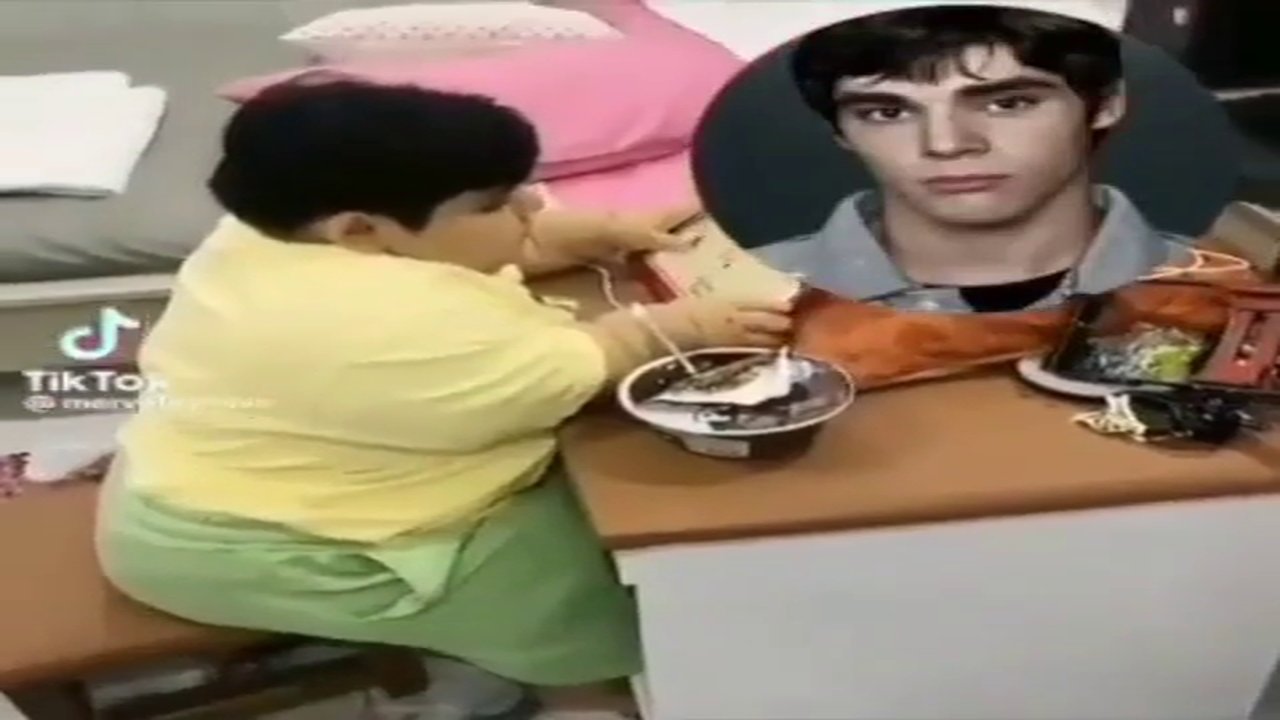 merve hem papci ve puding yiyor